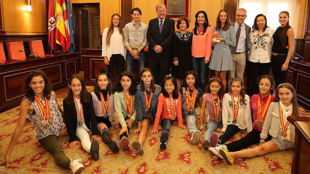 Silván junto a la presidenta, entrenadoras y gimnastas del Club Ritmo, entre ellas Carolina. CÉSAR