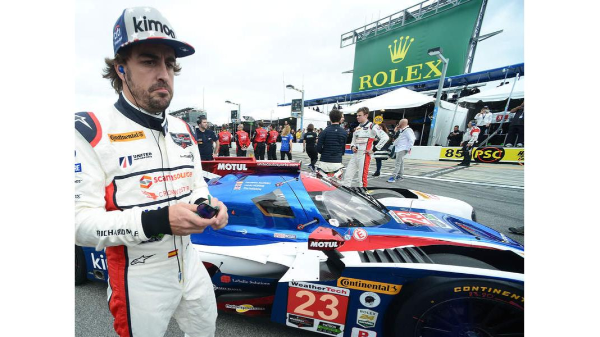 El piloto Fernando Alonso con su coche. GERARDO MORA