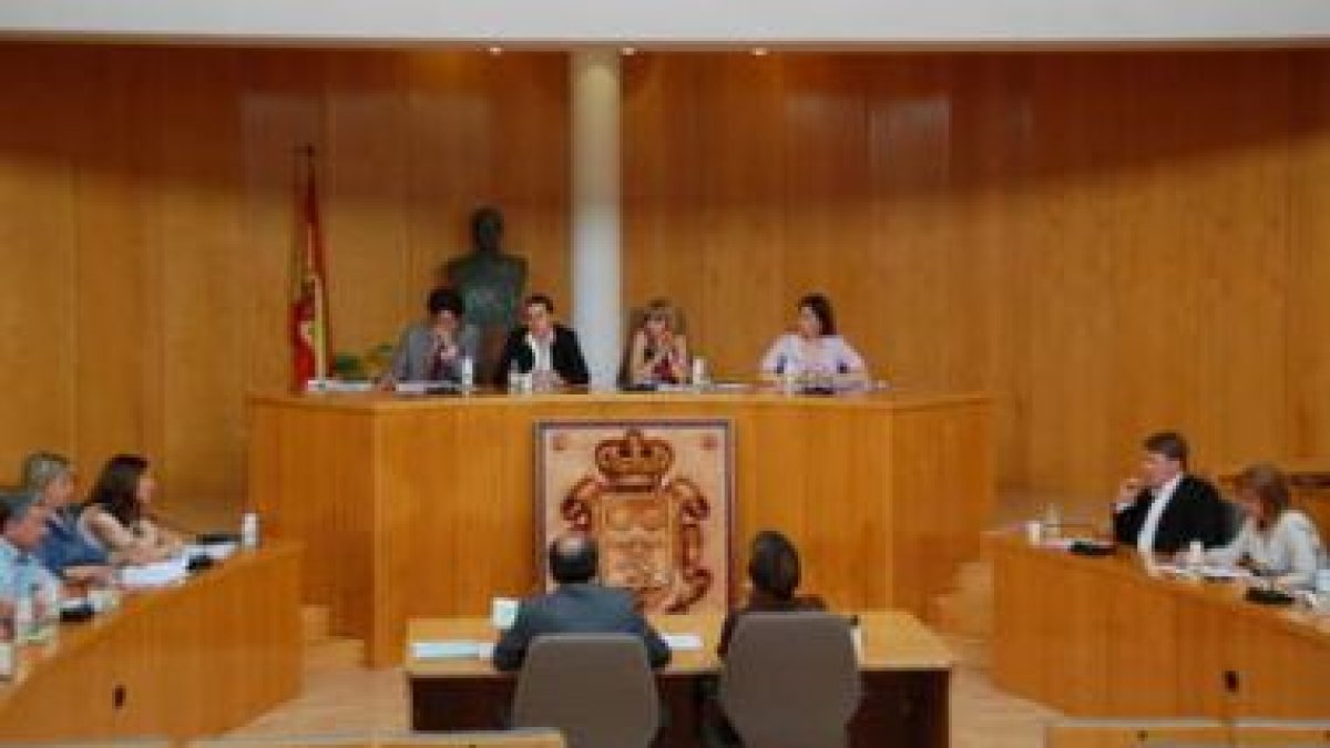 Algunos de los miembros de la Corporación Municipal durante el Pleno celebrado en San Andrés.