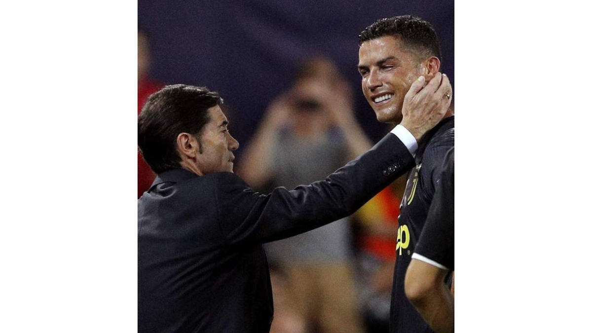 El entrenador del Valencia, Marcelino García Toral, consuela a Cristiano tras su expulsión. CÁRDENAS