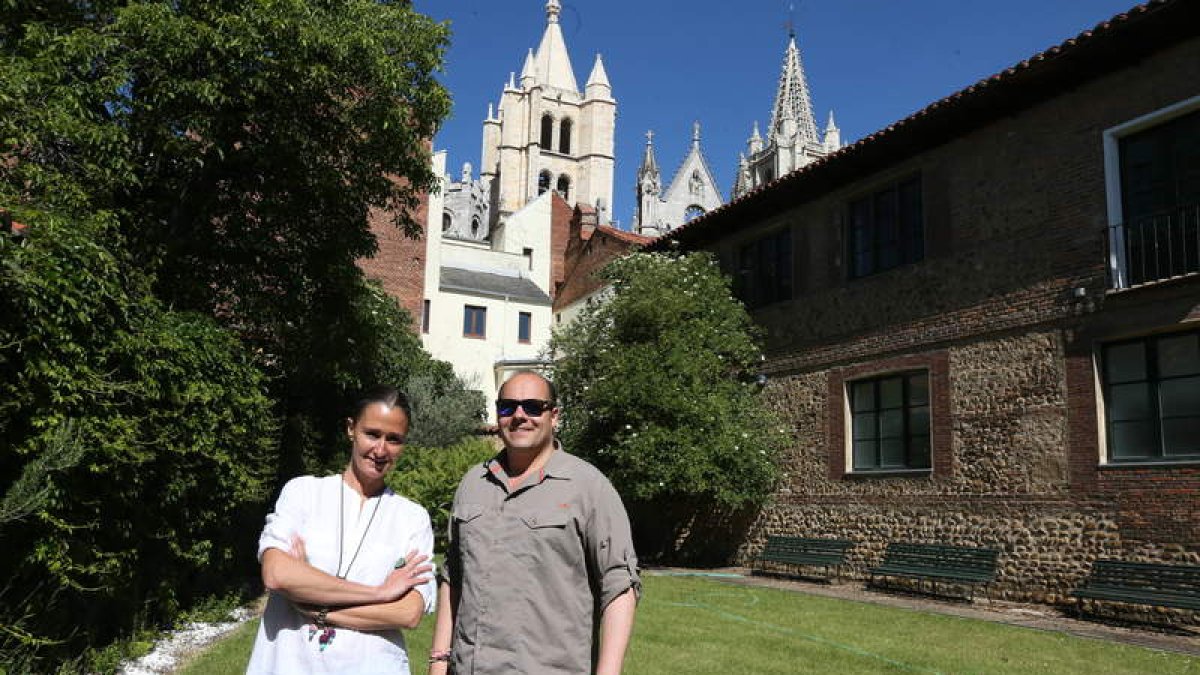 Belén Alas y Ricardo Rodríguez, en los jardines románticos en Sierra Pambley.