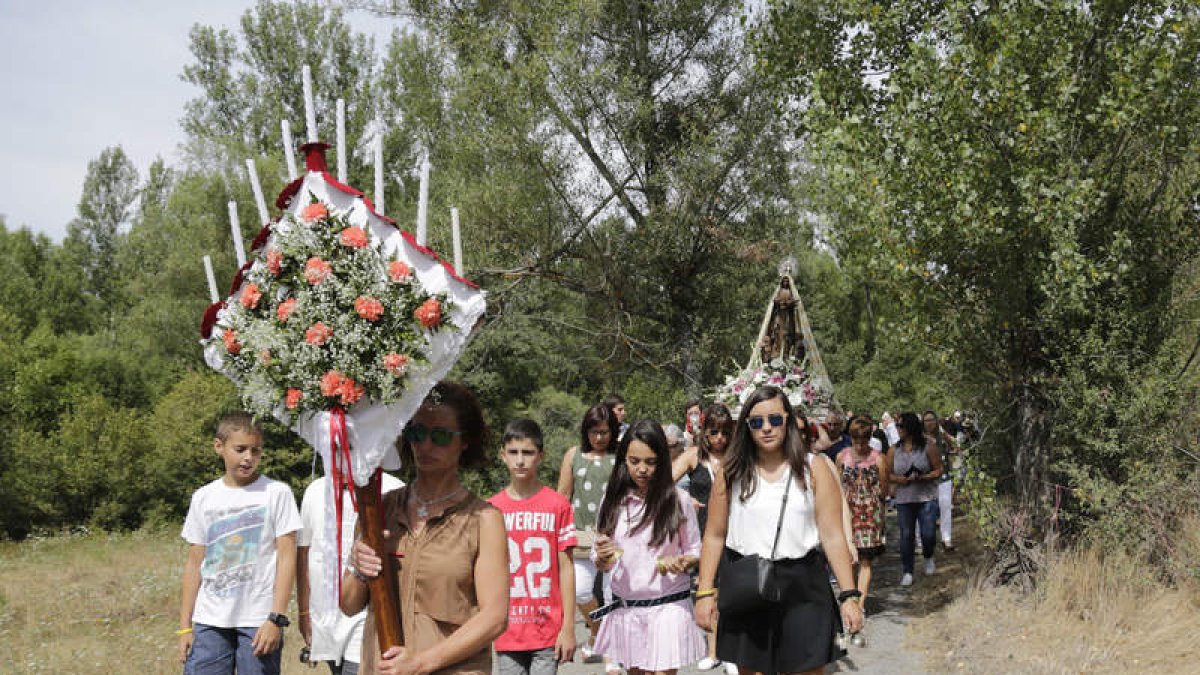 El ramo y los pendones dieron solemnidad a la procesión hasta la ermita. SECUNDINO PÉREZ