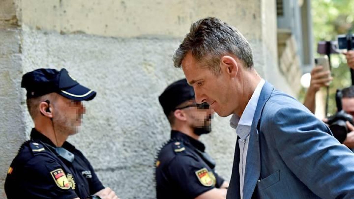 Iñaki Urdangarin a su llegada hoy a la Audiencia de Palma, donde ha asistido para que el tribunal del caso Nóos le comunique la orden de ingreso en prisión para cumplir la condena de 5 años y 10 meses por corrupción que le impuso ayer el Supremo.