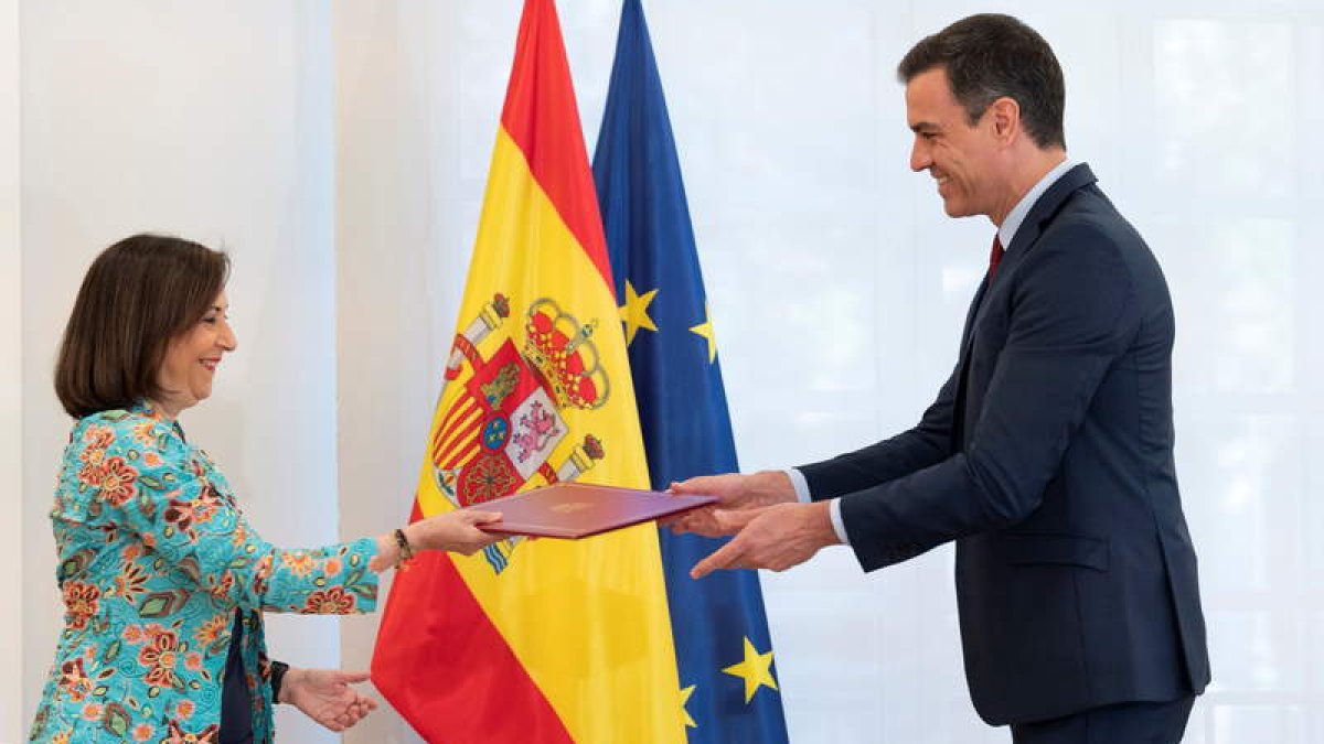 Sánchez intercambia documentos con Robles en la ceremonia de firma de las nuevas directrices de la Defensa. BORJA PUIG DE LA BELLACASA