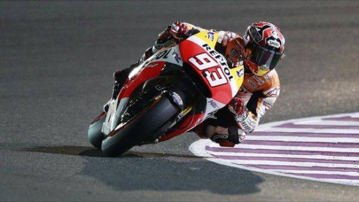 Márquez pilota la Honda en el circuito de Losail.