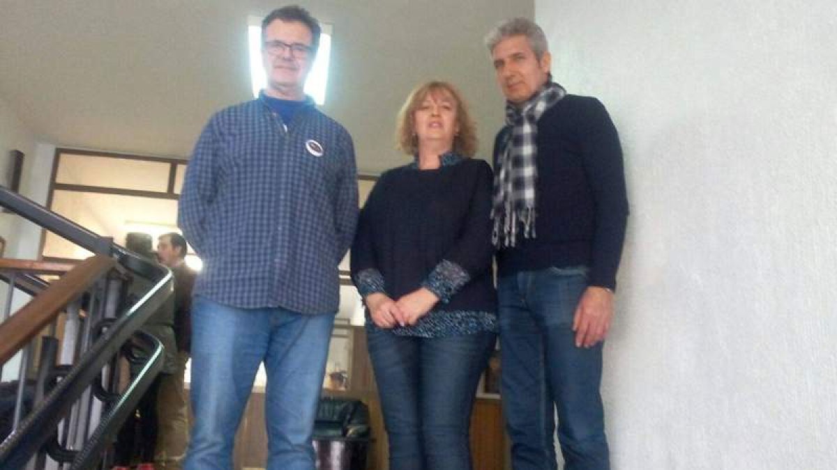 El concejal de Cultura, junto con un representante del IES y la responsable de Mujeres Nazaret. V.A