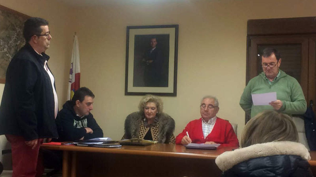 El alcalde e integrantes de la corporación de Congosto en la toma de posesión de un edil bercianista. DL