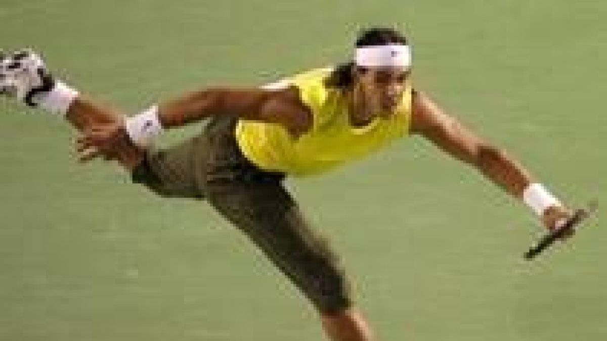 Nadal golpea la bola durante el partido de ayer ante Murray