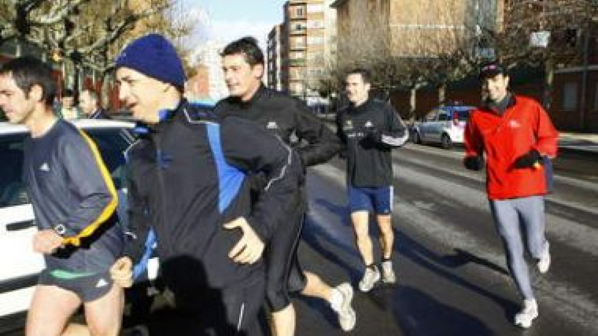 Deportistas y aficionados que van a participar en la II Media Maratón Ciudad de León «comprueb