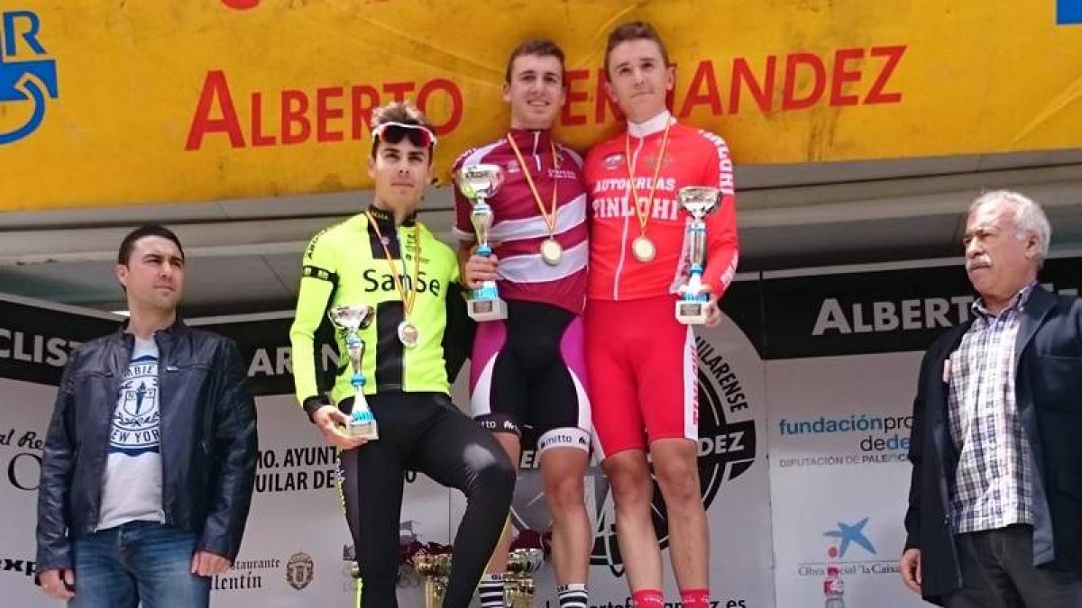 Carlos Álvarez y Pablo Benito (foto izquierda) fueron oro y bronce en júnior mientras que Clara era tercera en élite. En sub-23 el podio estuvo copado por los leoneses.