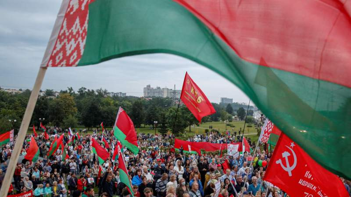 Manifestantes portan banderas de Bielorrusia en una marcha en apoyo a Lukashenko. TATYANA ZENKOVICH
