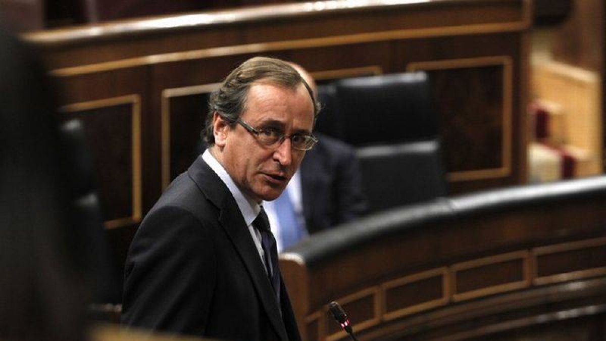 El Ministro de Sanidad, Alfonso Alonso, en una sesión de control del Gobierno en el Congreso de los Diputados.