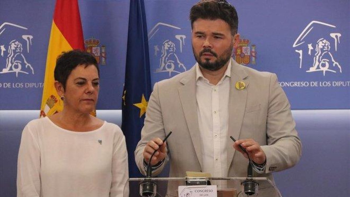 Gabriel Rufián y Mertxe Aizpurua, en rueda de prensa en el Congreso