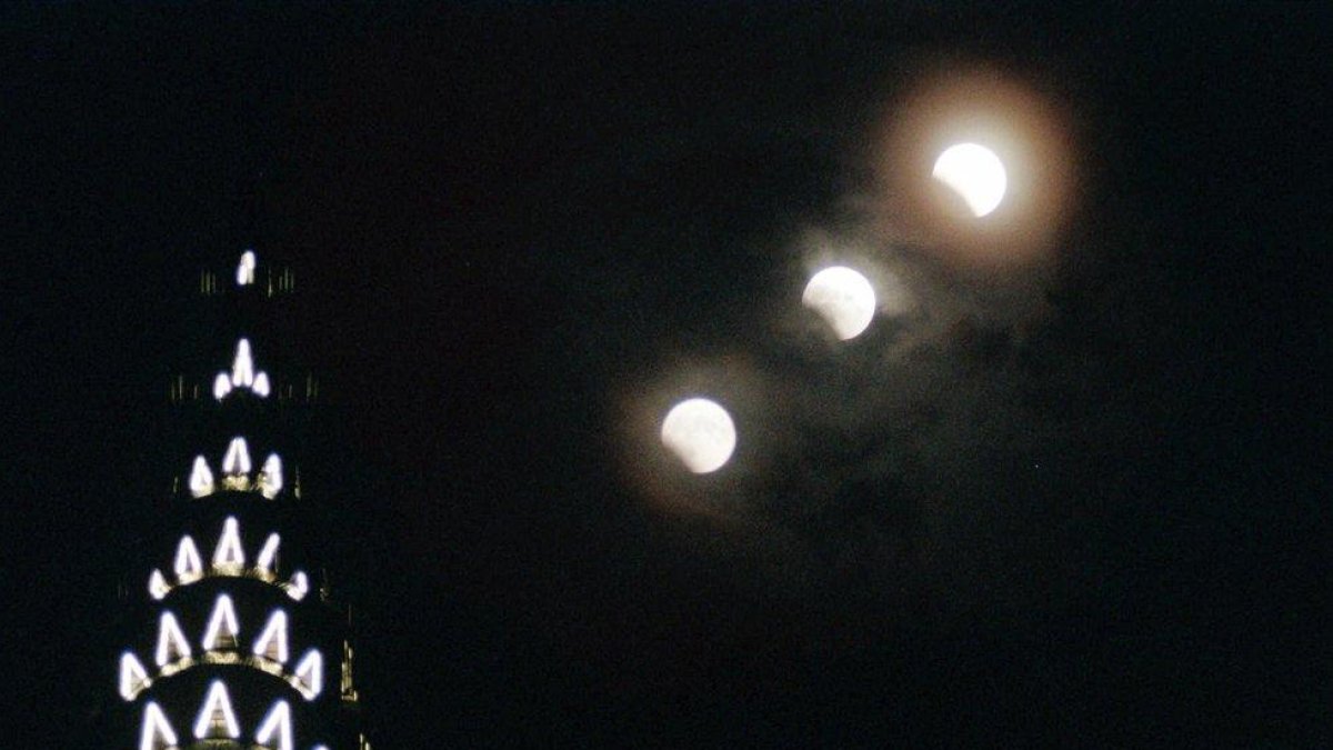 El edificio fue diseñado por el arquitecto William Van Alen y construido entre 1928 y 1930.