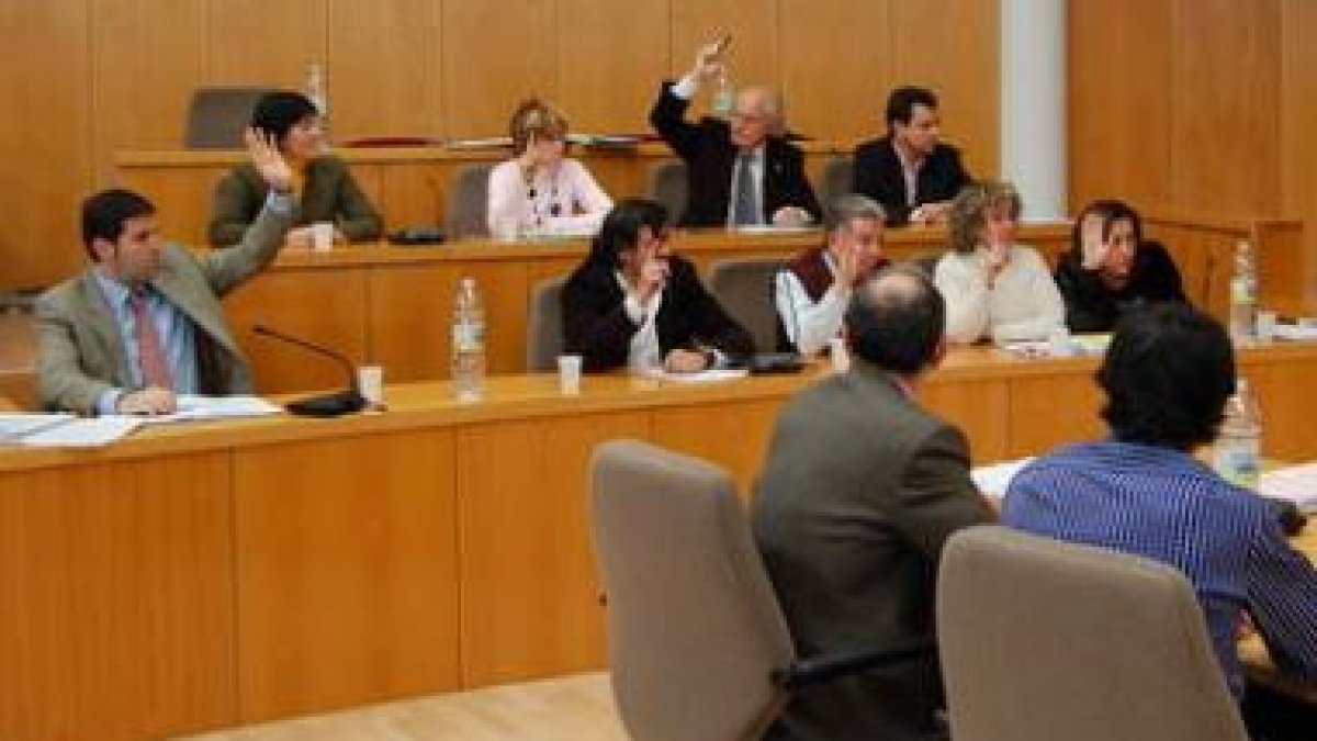 La oposición en bloque, excepto Rocío Mateos, votó para echar a Rubinat de UPL y nombrarle no adscri