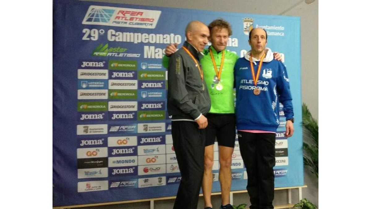 Huerga, a la derecha, con su medalla de bronce.