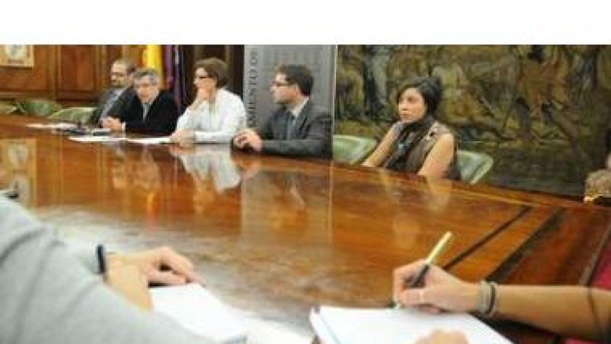 Clemente Corona, Fernández, Susana Travesí y José María Llops, en la firma del acuerdo.