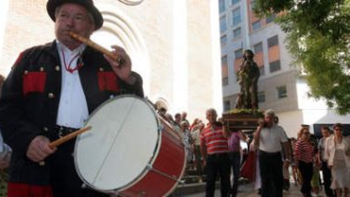 El sonido del tamborilero anunció el inicio de la procesión de San Roque, ayer en Ponferrada.