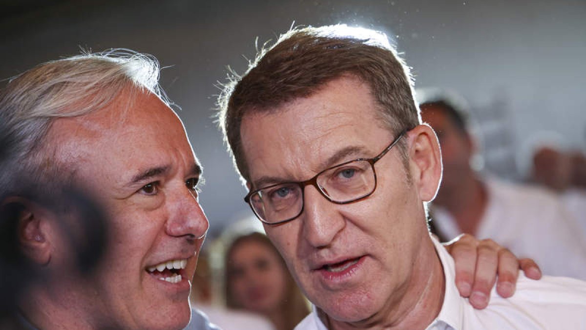 Feijóo con Jorge Azcón, presidente regional del PP de Aragón, en uno de sus últimos mítines. TONI GALÁN