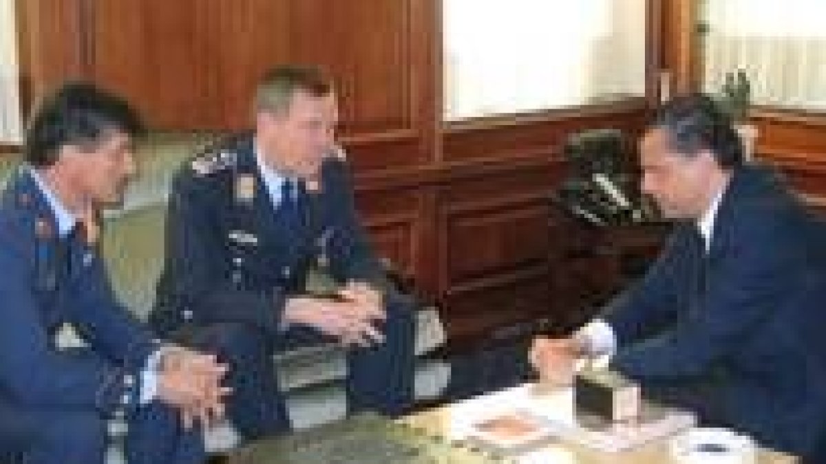Mario Amilivia intercambia opiniones con el coronel alemán y José Antonio Fernández