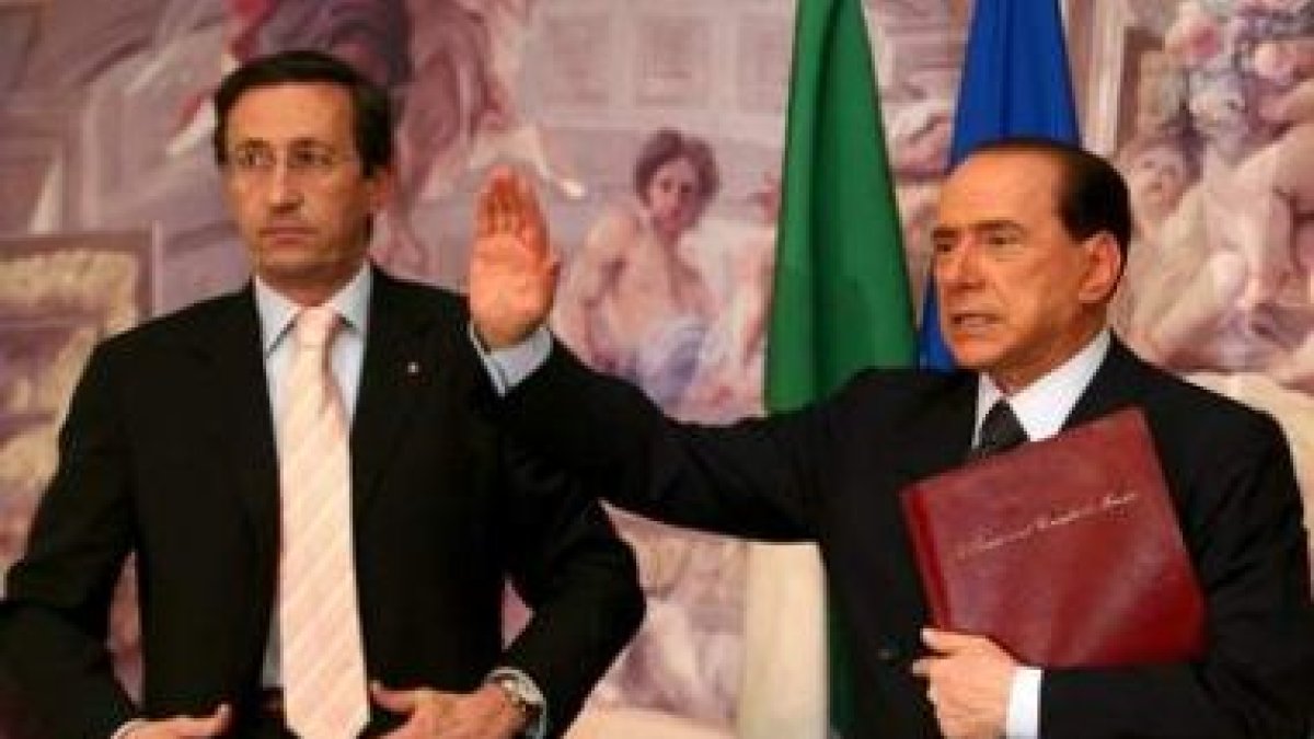 Gianfranco Fini, junto a Silvio Berlusconi, en una foto de archivo.