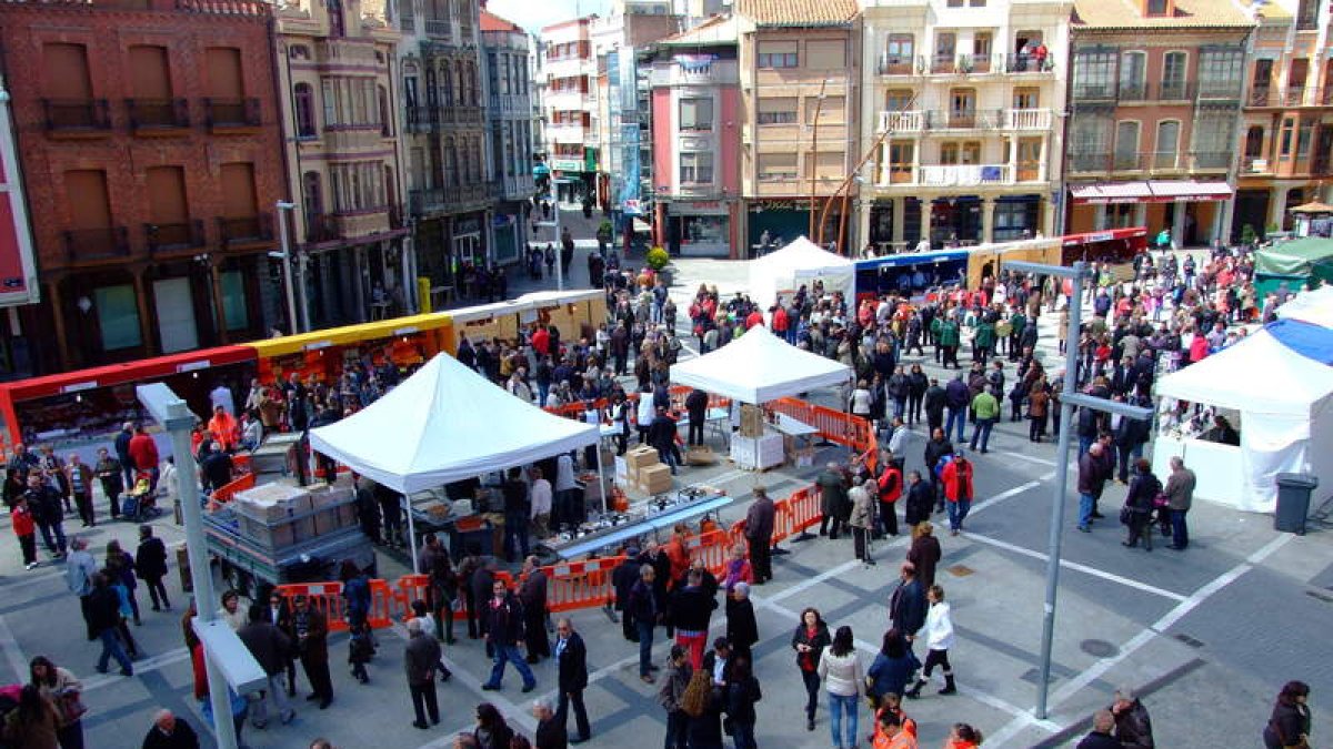 Aspecto que mostraba la plaza Mayor con los puestos de la feria ayer a mediodía.