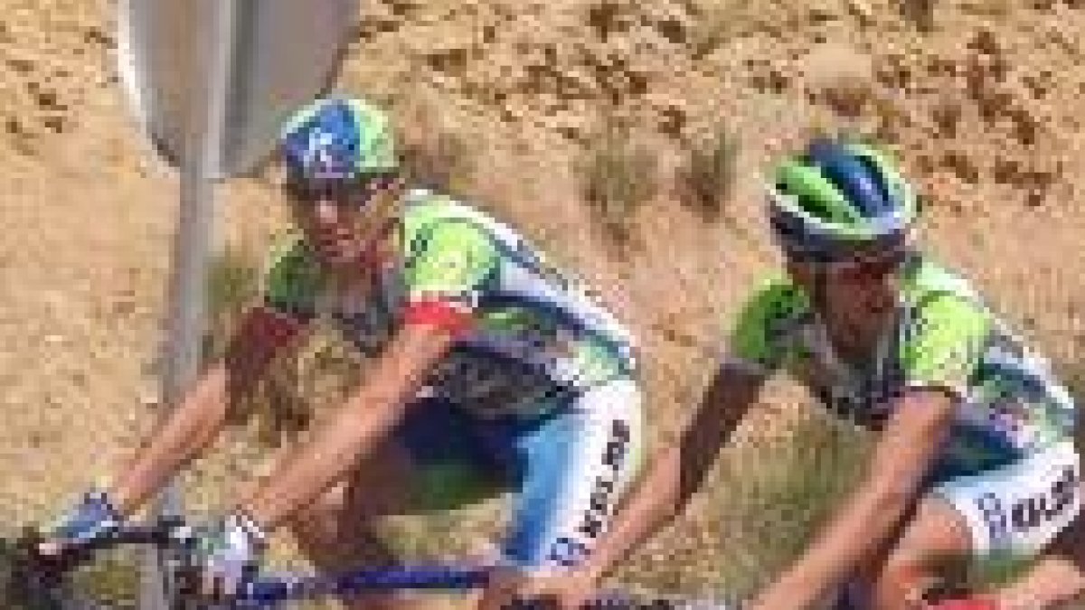 Pascual y uno de sus compañeros de equipo, durante una de las etapas de la Vuelta a la autonomía