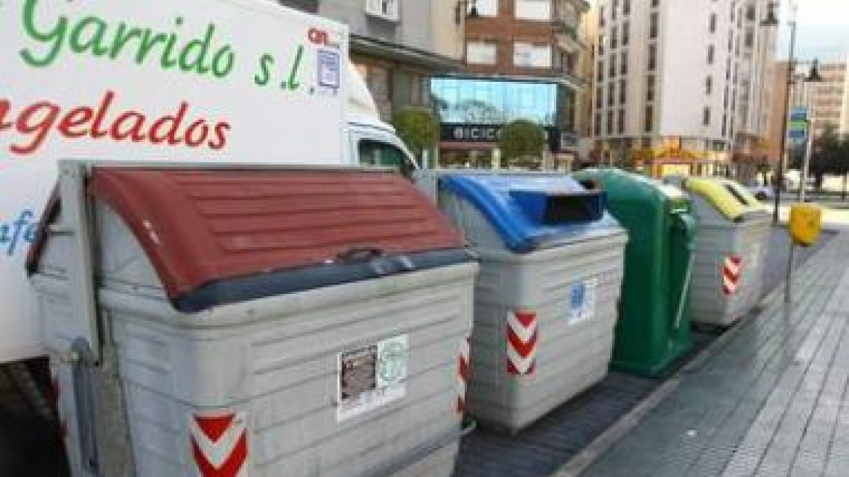Contenedores sin colapsar, ayer en Ponferrada.