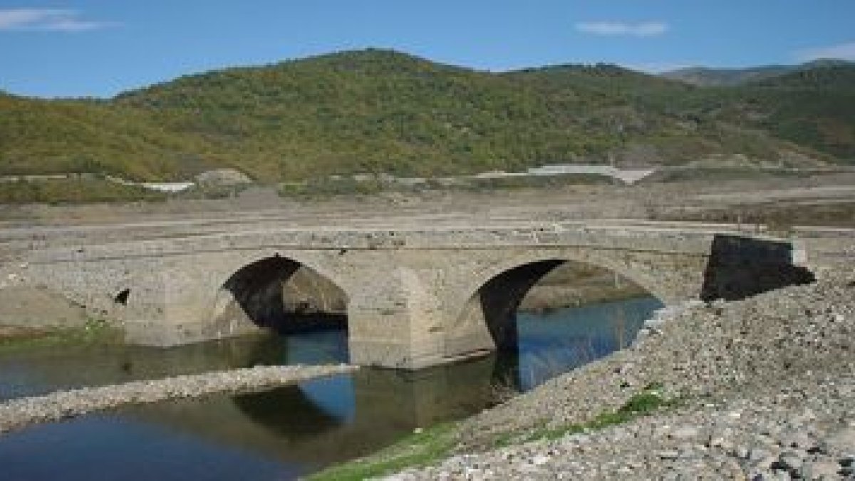 El puente, antaño sobre el Esla, hoy habitualmente debajo de él, consta de tres bóvedas