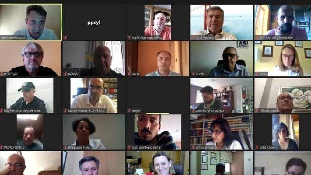 Blanco se reunió con alcaldes y portavoces del PP del Bierzo. DL