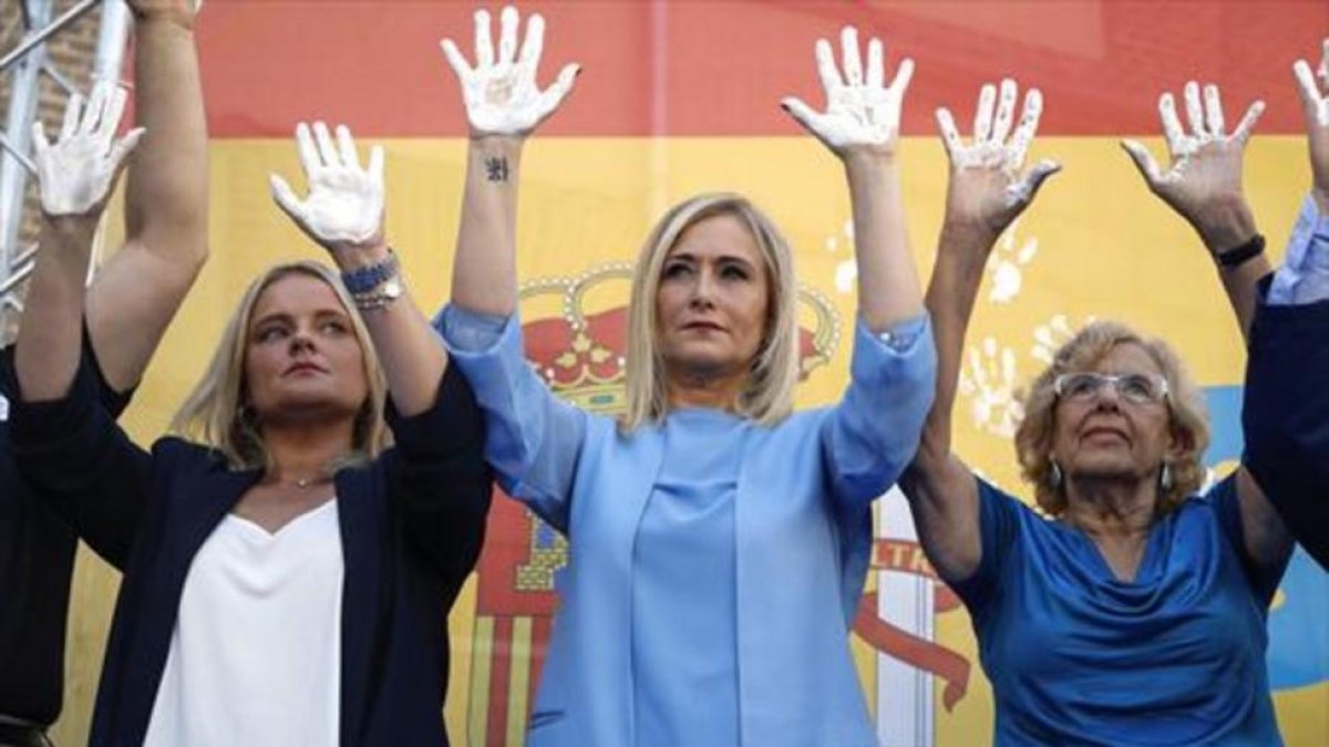 Marimar Blanco, Cristina Cifuentes y Manuela Carmena, en el acto de homenaje ante el palacio de Cibeles. /