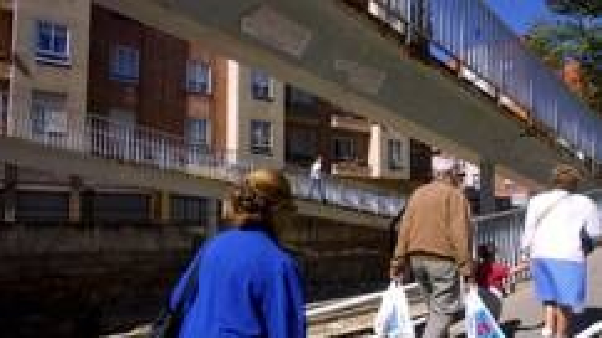 La pasarela que comunica San Mamés y Mariano Andrés podría desparecer para integrar los dos barrios