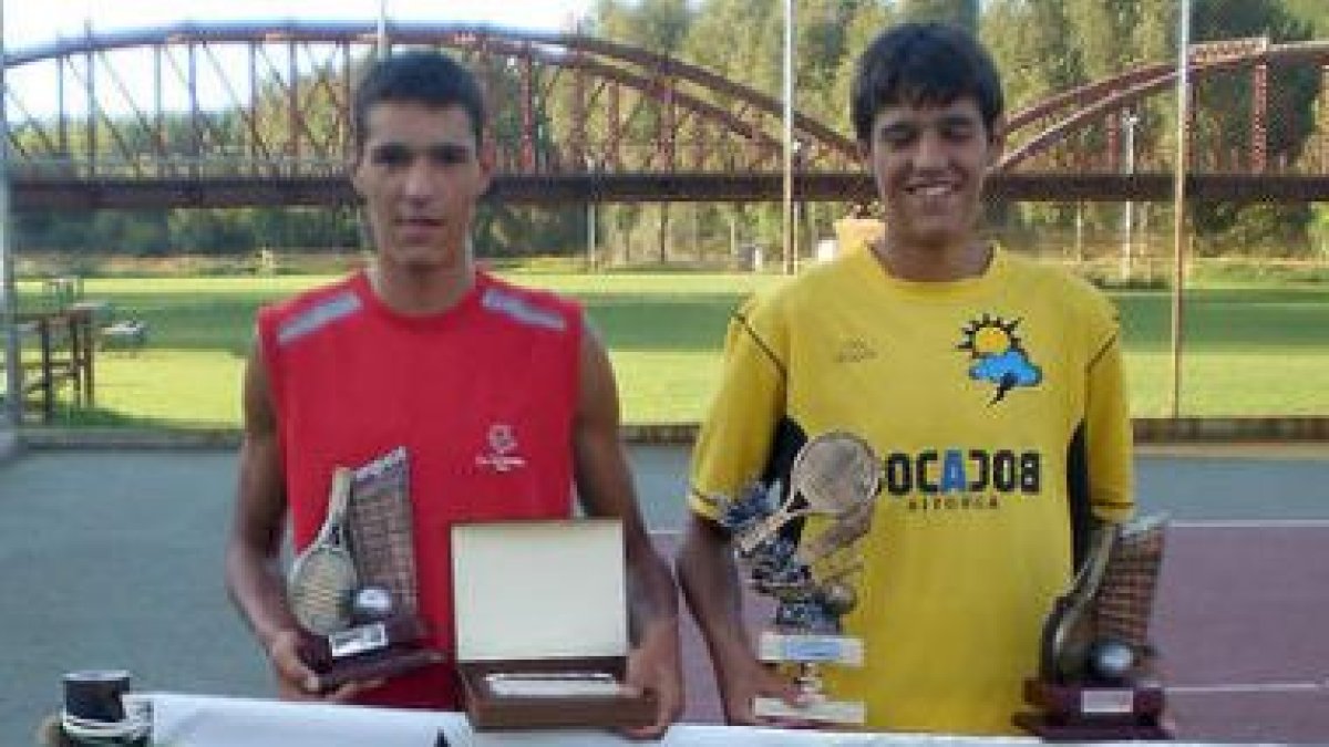 Sergio Núñez y Edgar disputaron la final del torneo bañezano.
