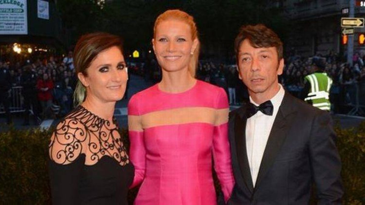 La actriz Gwyneth Paltrow, en la fiesta, con dos invitados.