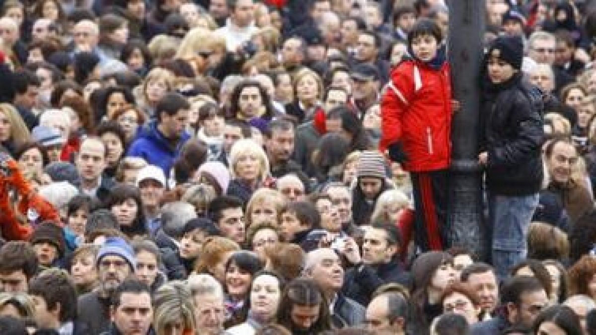 Miles de personas se agolpan en la Plaza Mayor para disfrutar de uno de los momentos con más tirón d