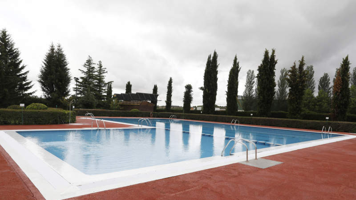 La piscina ubicada en Villanueva del Condado posee wifi gratis. M.P.