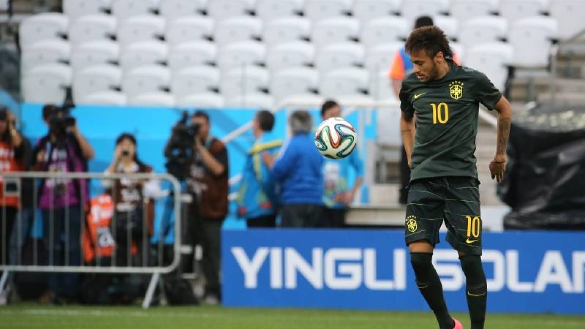 Neymar, durante el entrenamiento de ayer con Brasil.
