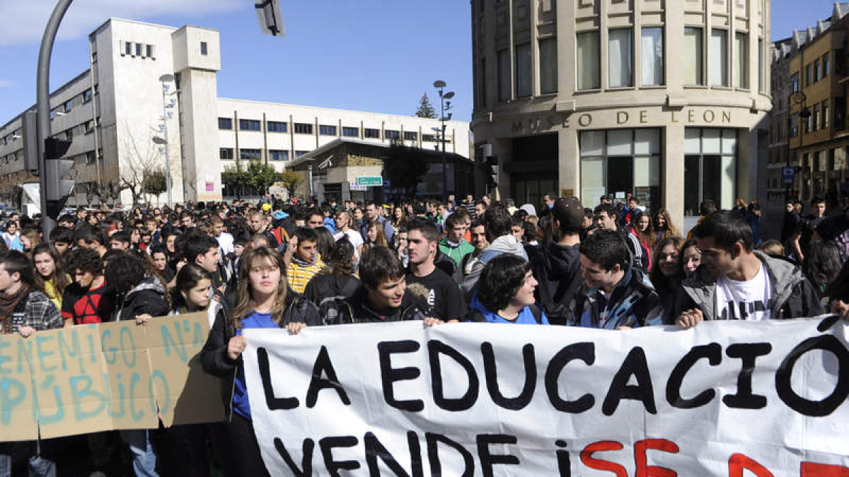 Imagen de los más de 200 estudiantes que ayer protagonizaron una manifestación por las calles leonesas.