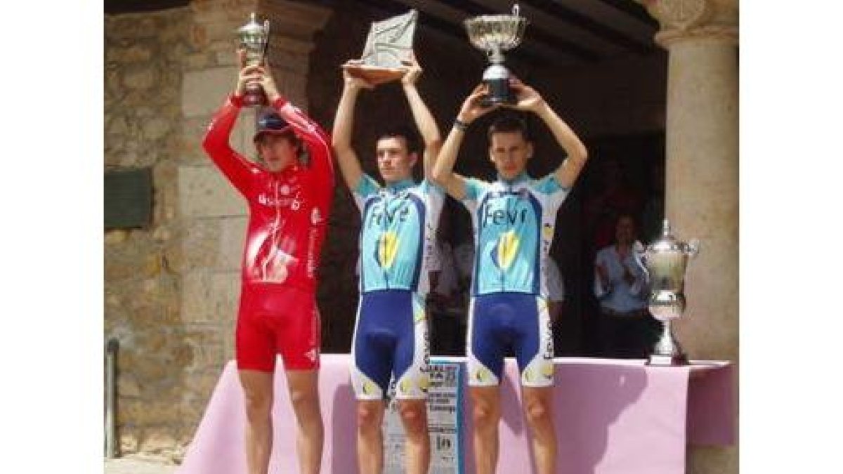 Rubén Abramo (centro) y Roberto Méndez (derecha), con sus trofeos