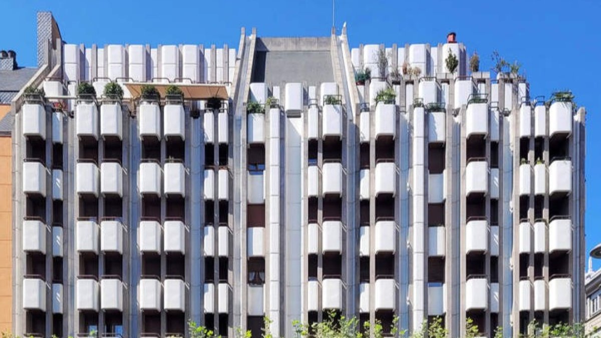Plaza de las Cortes Leonesas, número 2. OVIDIO PRIETO, 2021.