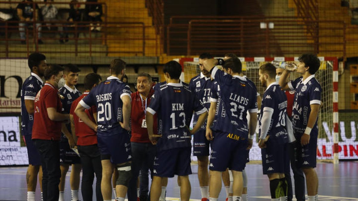 Jugadores del Adema durante el partido de balonmano Ademar León - Benidorm. FERNANDO OTERO