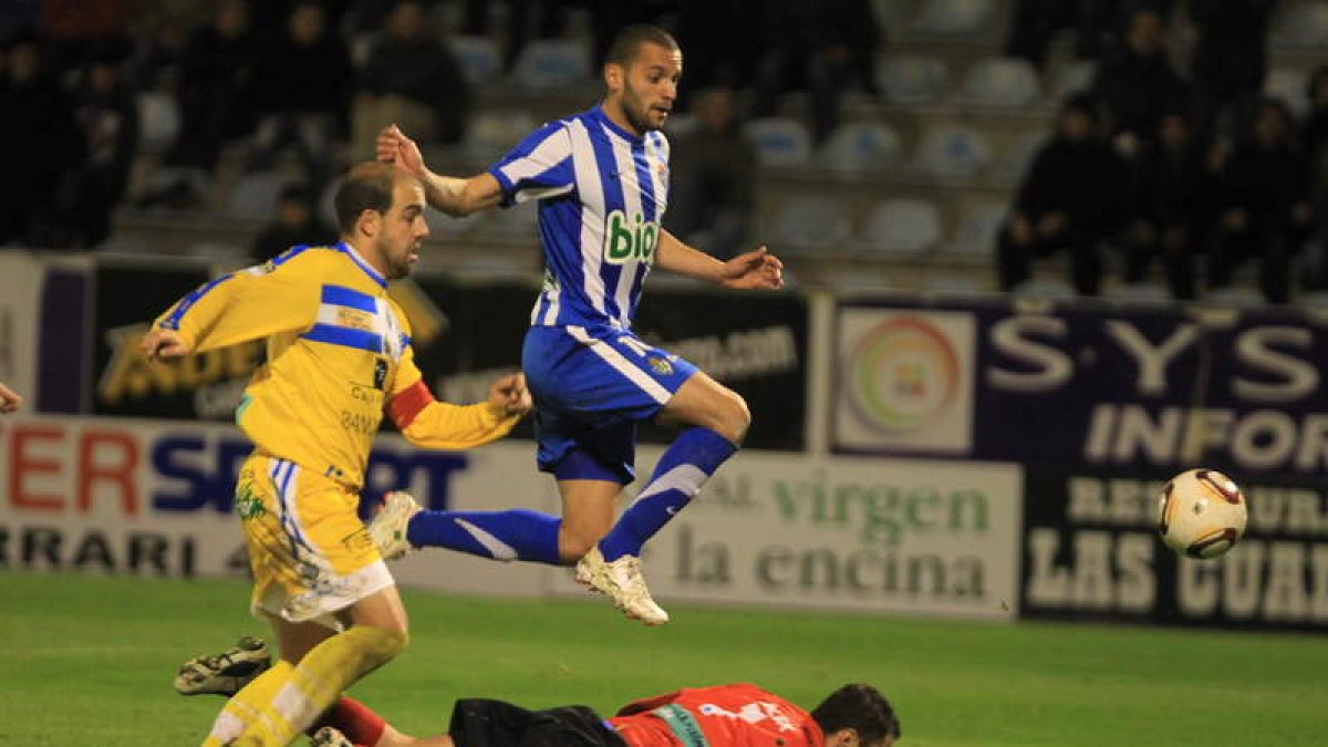 Yuri superó al portero en su salida tras un servicio de Acorán para lograr el segundo gol de la Deportiva y el segundo en su cuenta personal.