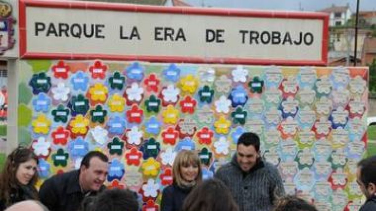 La alcaldesa, María Eugenia Gancedo, en el centro, en la colocación en el parque de La Era.