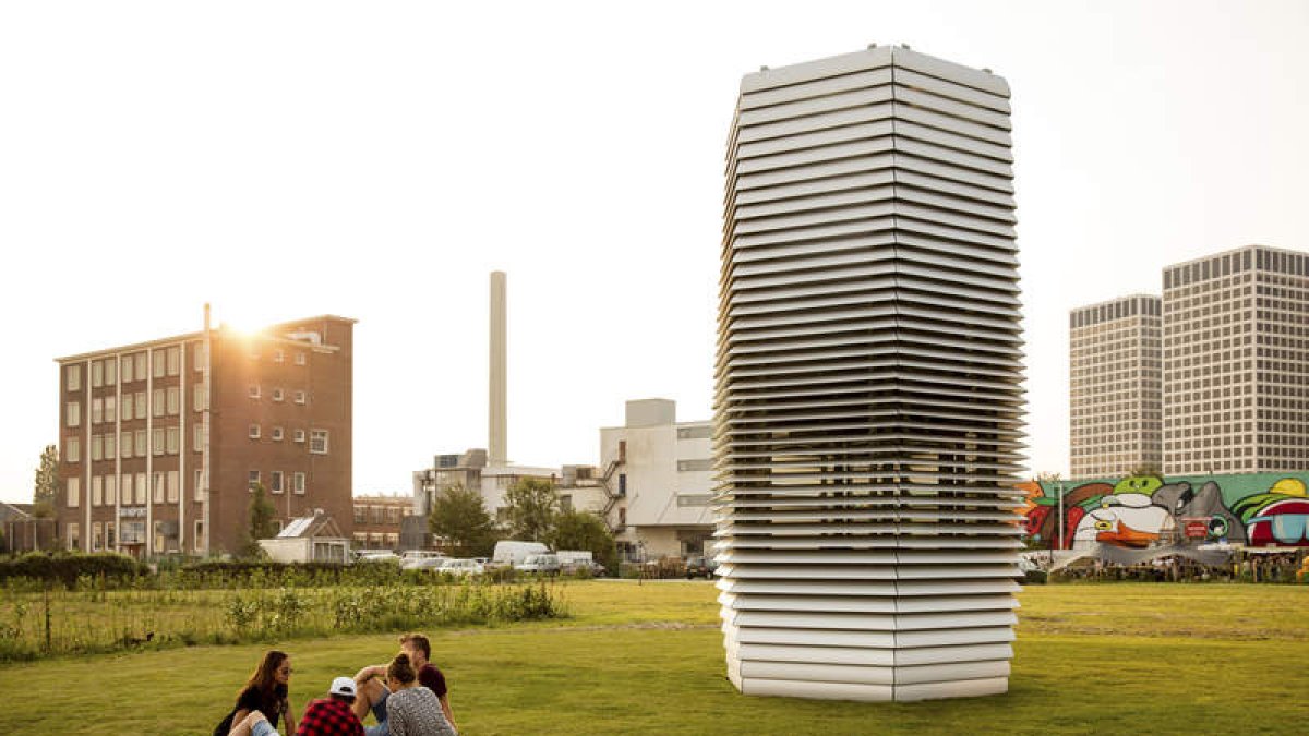 La torre ‘Smog Free’, diseñada por el artista Daan Roosengaarde, es capaz de absorber los gases contaminantes. EFE