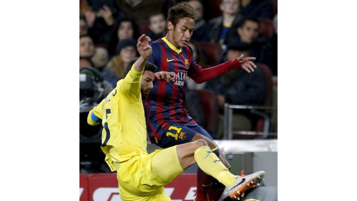 Neymar intenta superar a Musacchio en un lance de ataque.