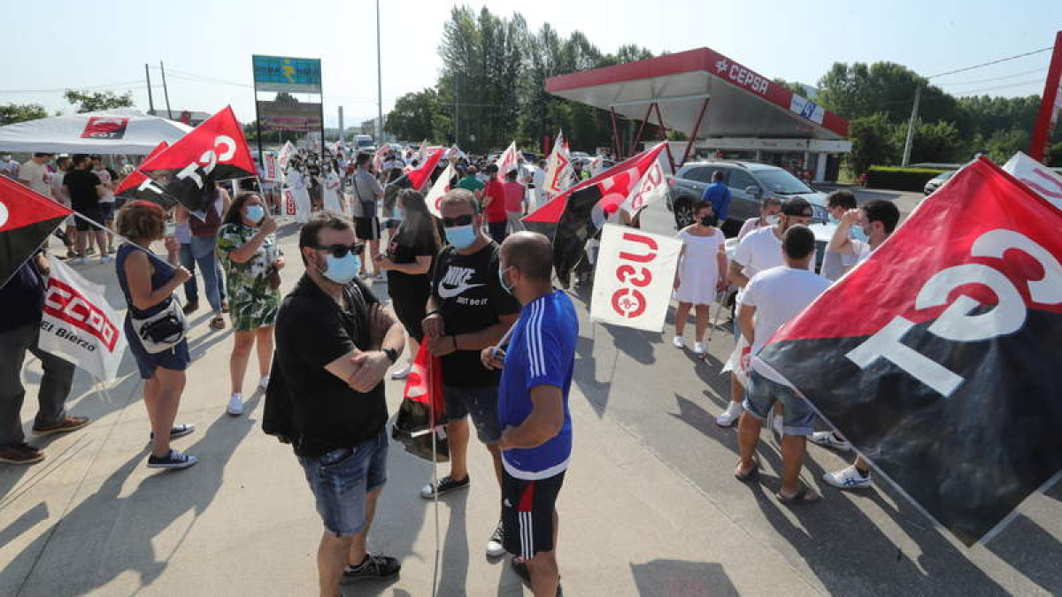 Los trabajadores cortaron la carretera en La Martina, donde se celebró la reunión entre sindicatos y empresa. L. DE LA MATA
