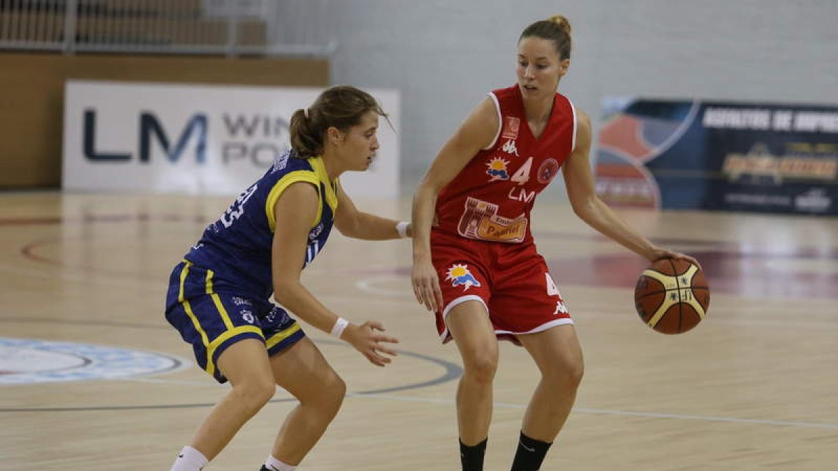 Anna Gómez conduce el balón en una posesión del Embutidos Pajariel.