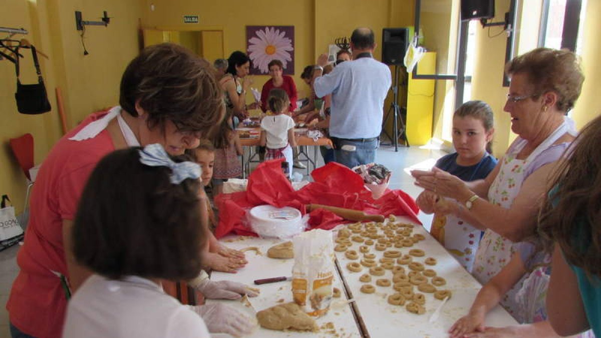 En el taller de repostería de San Andrés se produjo intercambio generacional entre mayores y niños.