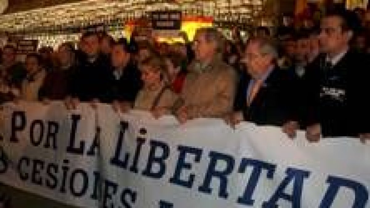 Los dirigentes del PP sostuvieron la pancarta en el centro de la plaza