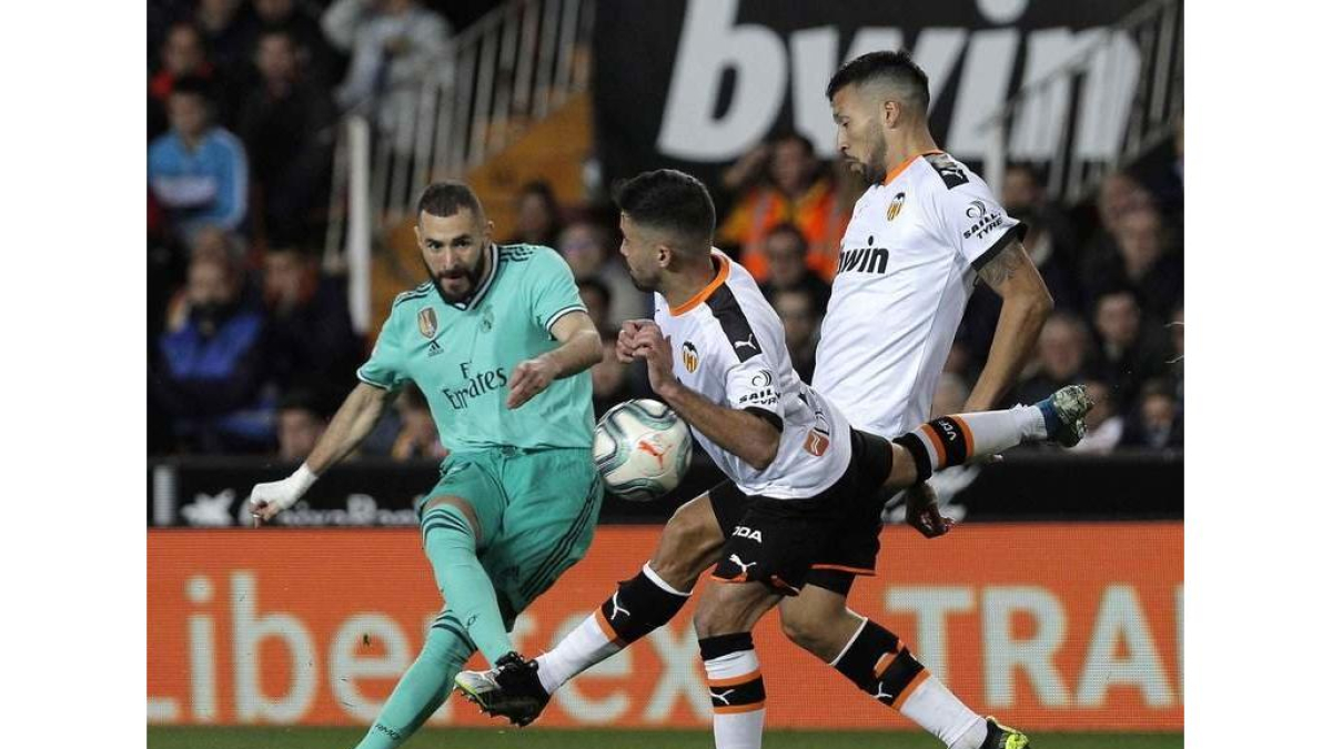 Un gol de Benzema en el minuto 95 evita la derrota del Madrid y que el Barcelona se coloque como líder en solitario.